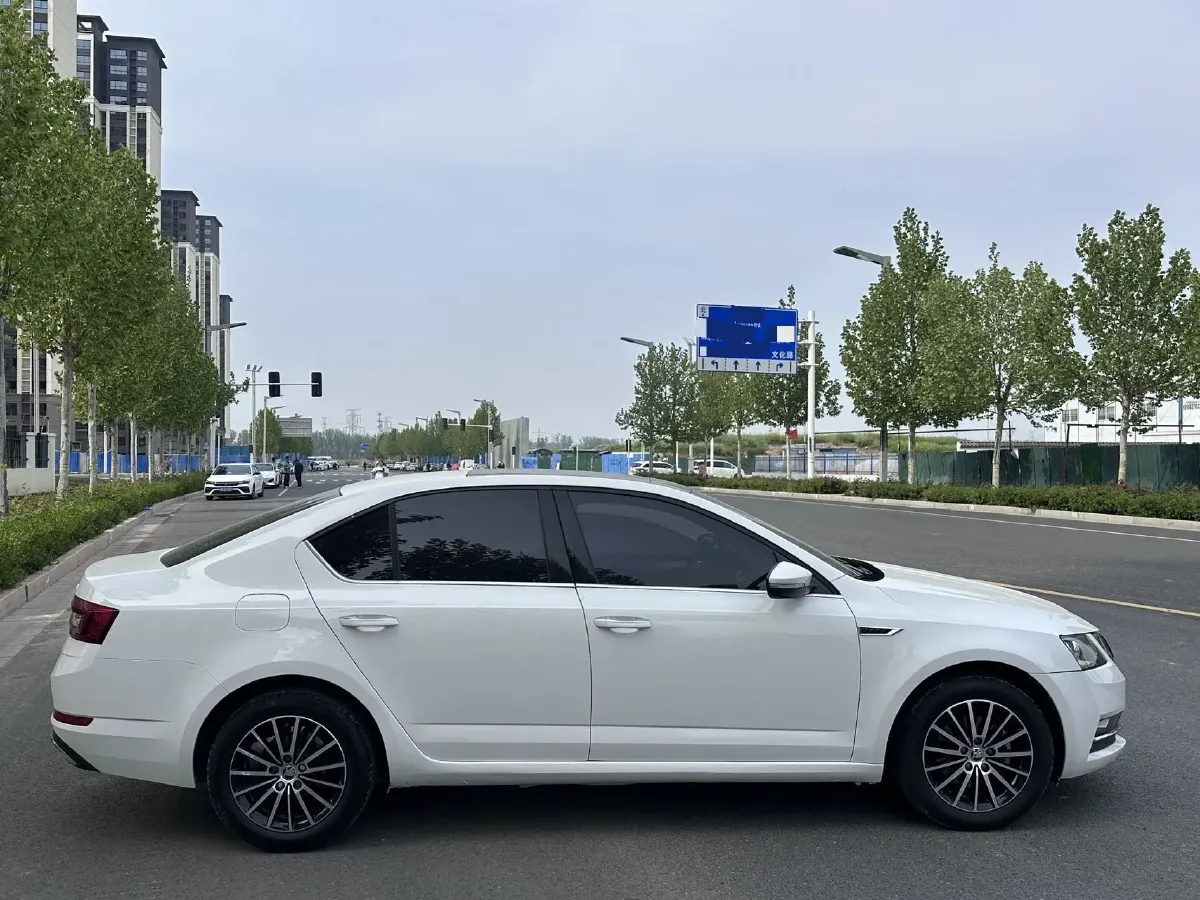 2019 Skoda Octavia 1.5L 116HP L4 5MT,autocango,china used car exporter,china ev exporter,chinese used car exporter,chinese used ev exporter