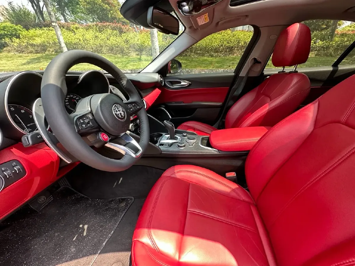 2020 Alfa Romeo Giulia 2.0T 280HP L4 8AT,autocango,china used car exporter,china ev exporter,chinese used car exporter,chinese used ev exporter