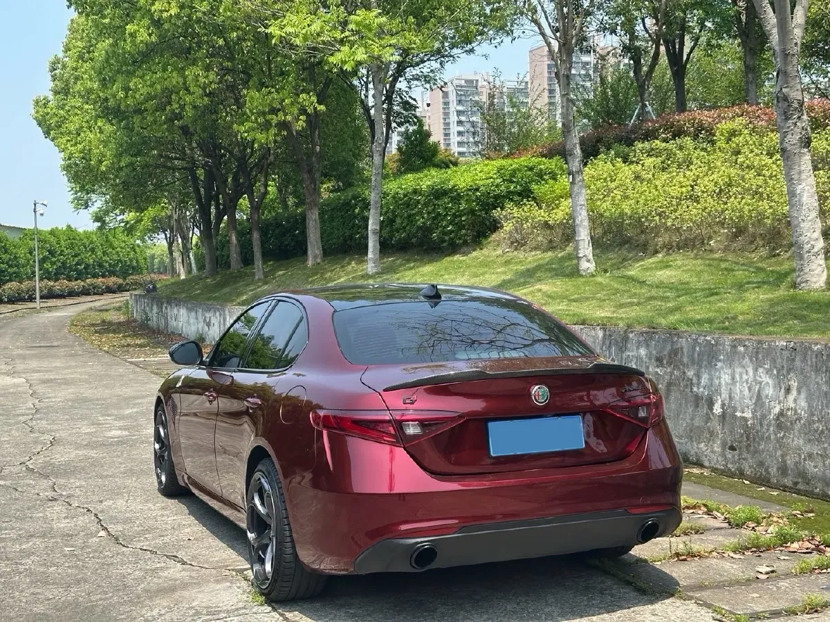 2020 Alfa Romeo Giulia 2.0T 280HP L4 8AT,autocango,china used car exporter,china ev exporter,chinese used car exporter,chinese used ev exporter