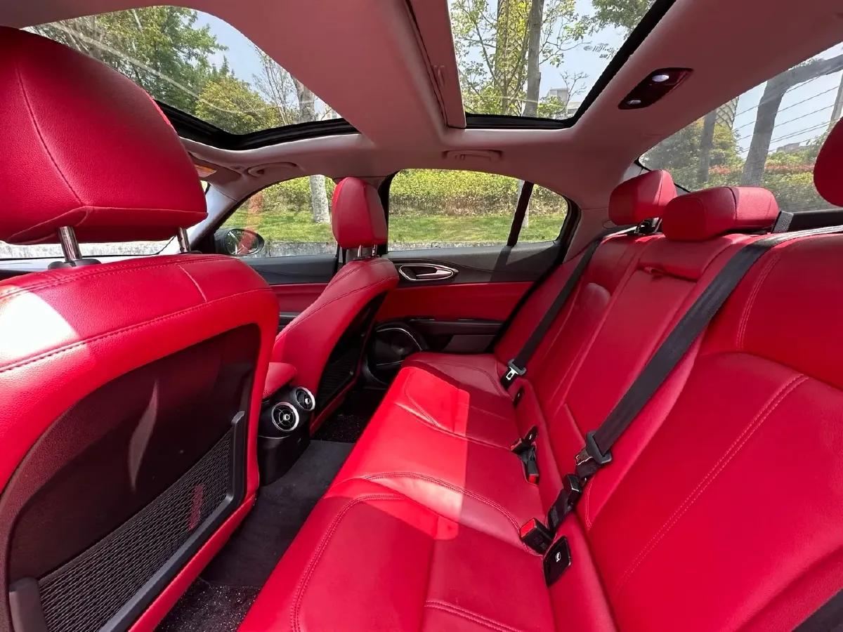 2020 Alfa Romeo Giulia 2.0T 280HP L4 8AT,autocango,china used car exporter,china ev exporter,chinese used car exporter,chinese used ev exporter