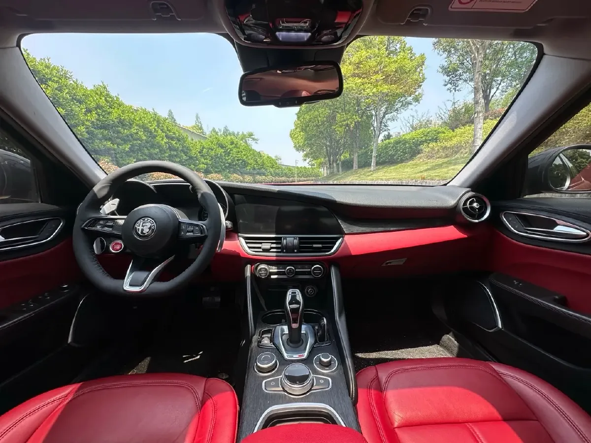 2020 Alfa Romeo Giulia 2.0T 280HP L4 8AT,autocango,china used car exporter,china ev exporter,chinese used car exporter,chinese used ev exporter