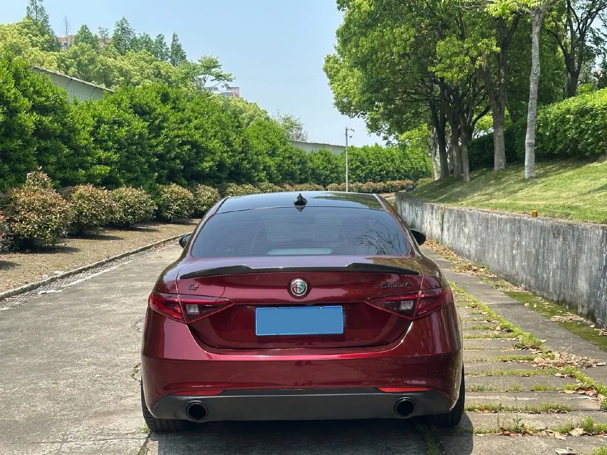 2020 Alfa Romeo Giulia 2.0T 280HP L4 8AT,autocango,china used car exporter,china ev exporter,chinese used car exporter,chinese used ev exporter