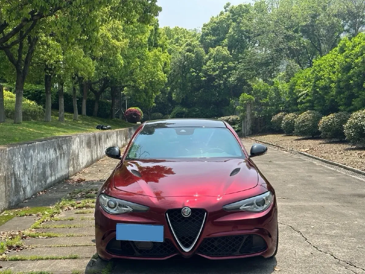 2020 Alfa Romeo Giulia 2.0T 280HP L4 8AT,autocango,china used car exporter,china ev exporter,chinese used car exporter,chinese used ev exporter