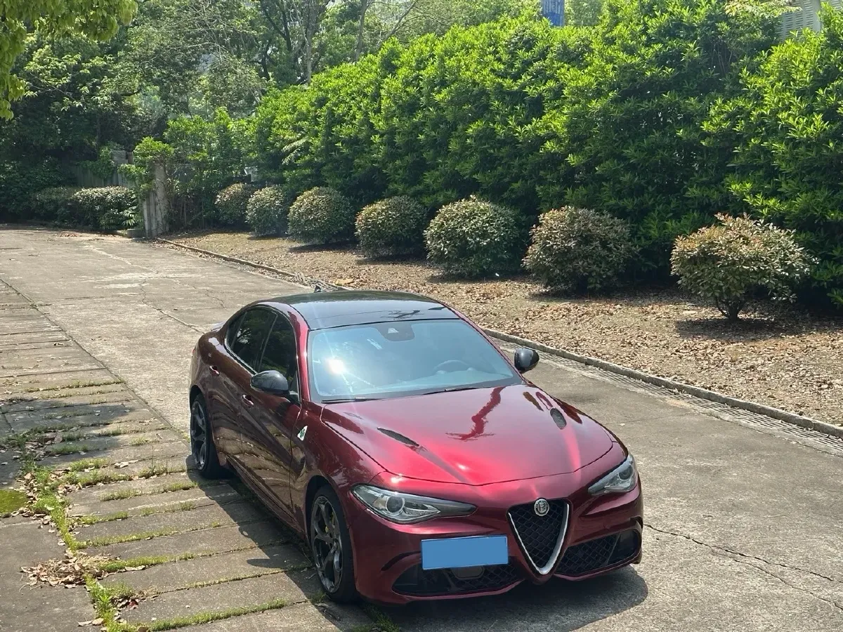 2020 Alfa Romeo Giulia 2.0T 280HP L4 8AT,autocango,china used car exporter,china ev exporter,chinese used car exporter,chinese used ev exporter