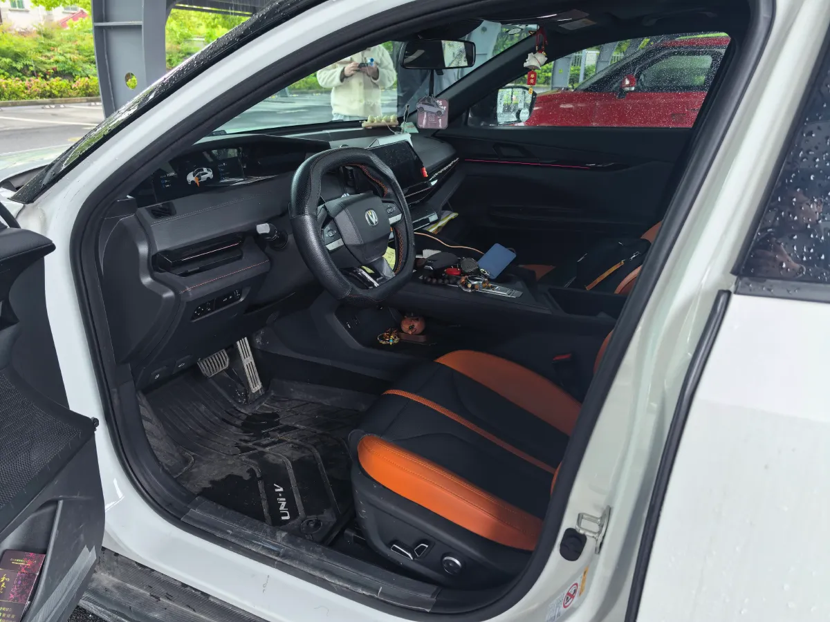 2024 ChangAn UNI-V 1.5T 188HP L4 7DCT,autocango,china used car exporter,china ev exporter,chinese used car exporter,chinese used ev exporter