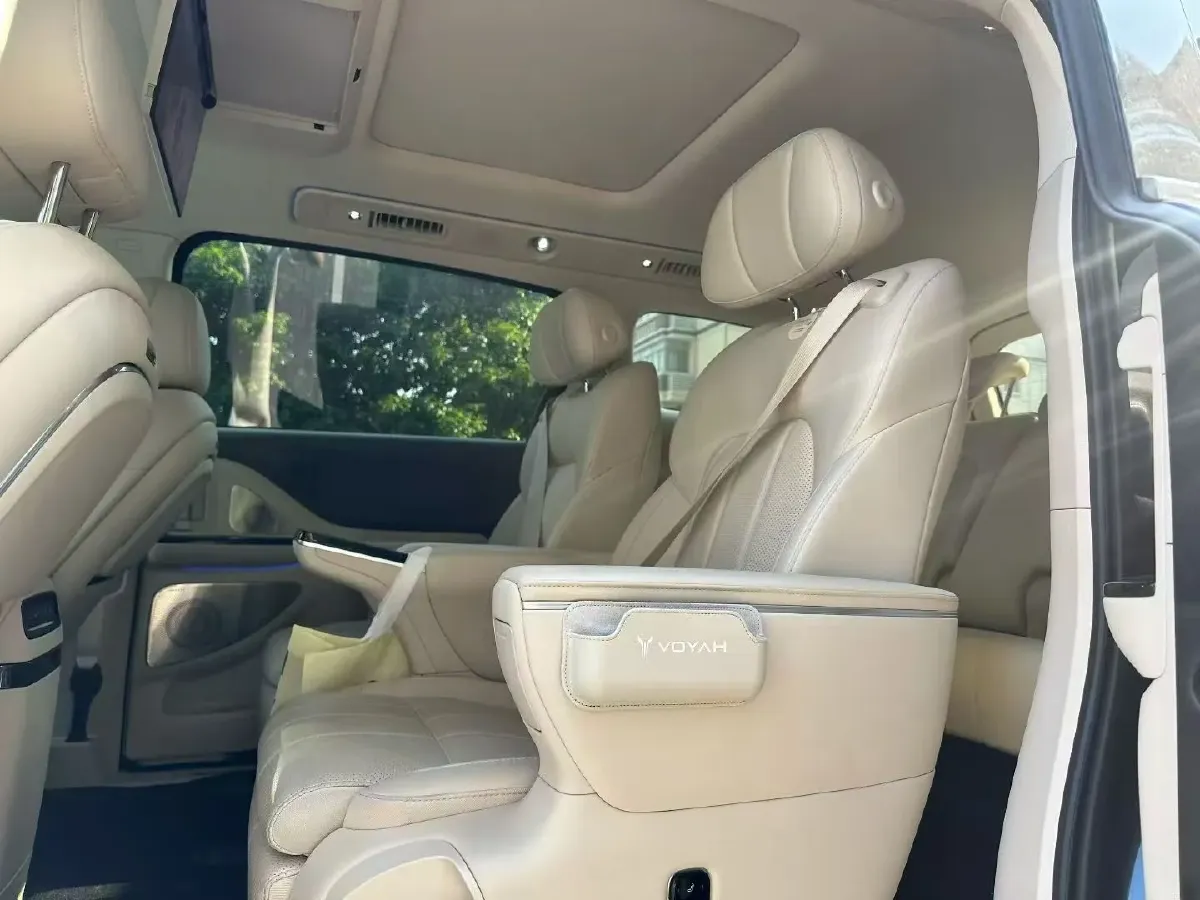 2025 Voyah Dream 1.5T 150HP L4 PHEV 41.7KWH,autocango,china used car exporter,china ev exporter,chinese used car exporter,chinese used ev exporter