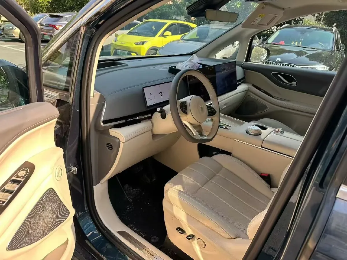 2025 Voyah Dream 1.5T 150HP L4 PHEV 41.7KWH,autocango,china used car exporter,china ev exporter,chinese used car exporter,chinese used ev exporter