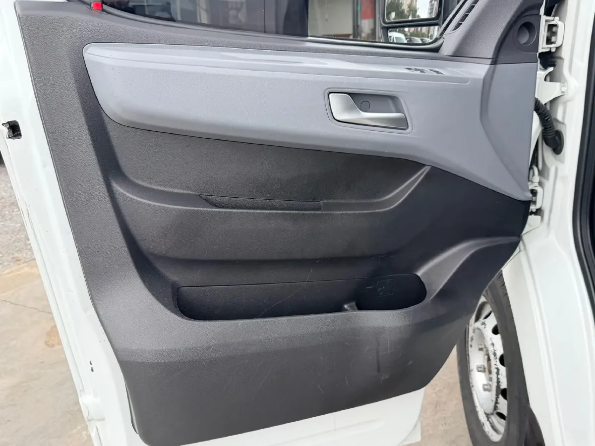 2023 MAXUS XinTu V80 2.0T 127HP L4 6MT,autocango,china used car exporter,china ev exporter,chinese used car exporter,chinese used ev exporter