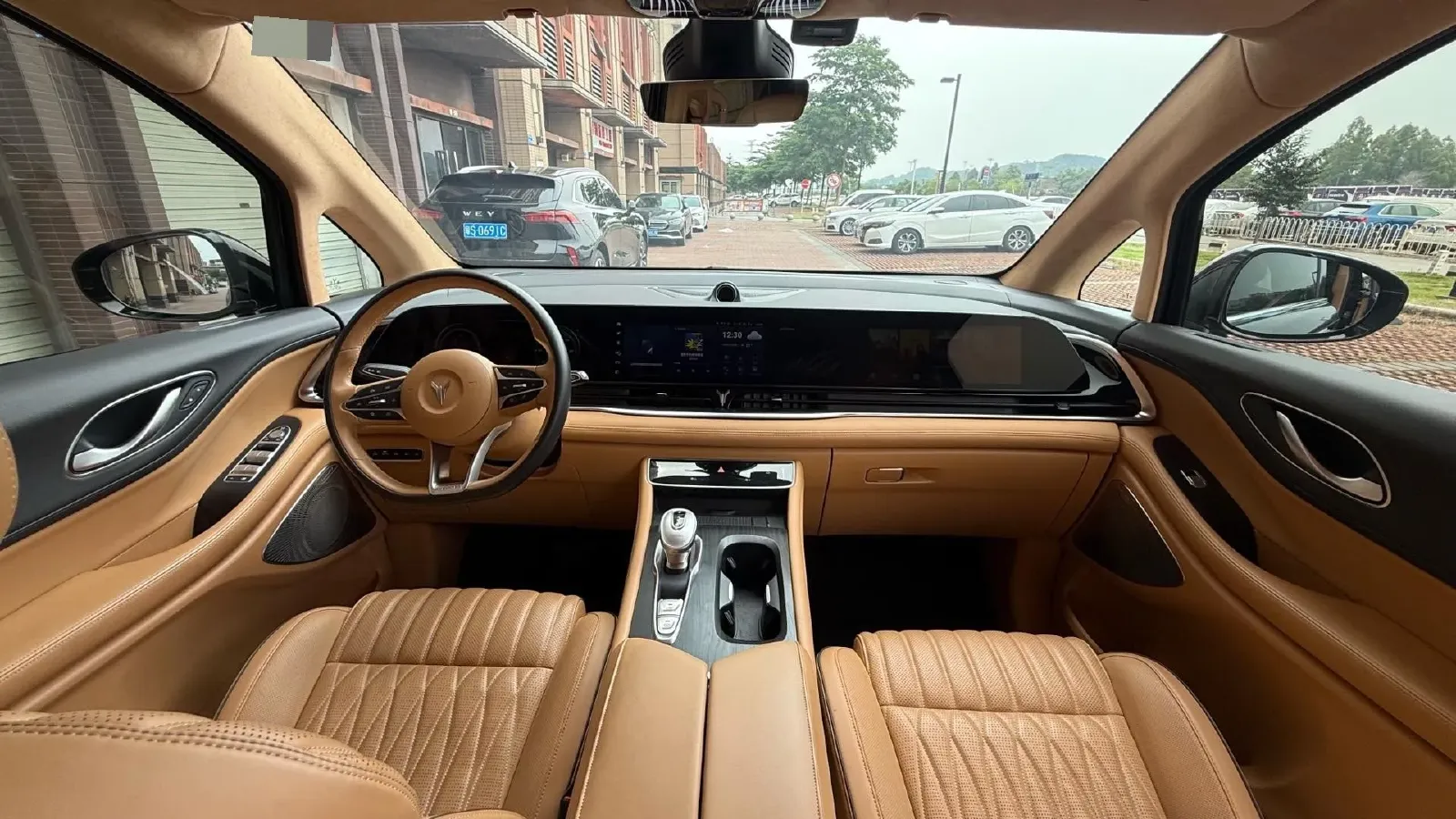 2024 Voyah Dream 1.5T 150HP L4 PHEV 43KWH,autocango,china used car exporter,china ev exporter,chinese used car exporter,chinese used ev exporter