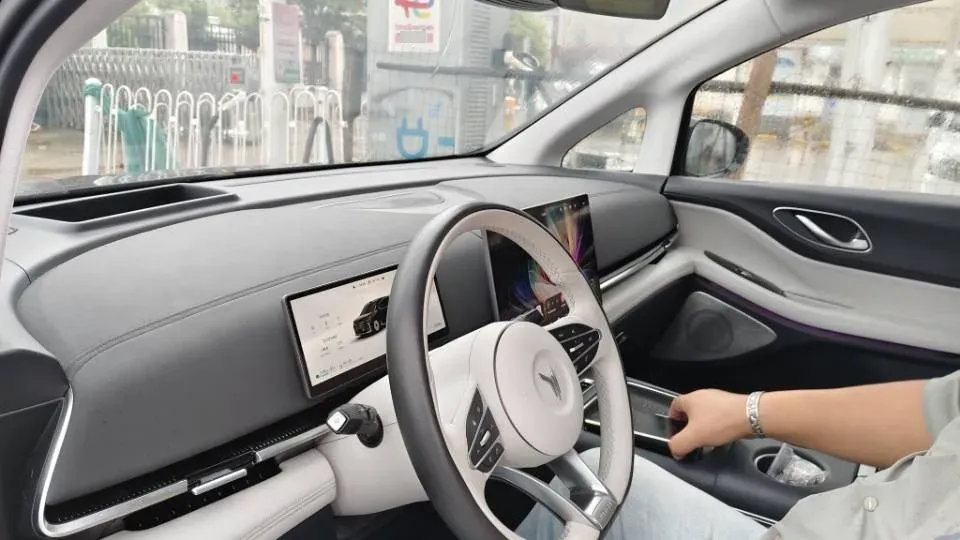 2025 Voyah Dream 1.5T 150HP L4 PHEV 41.7KWH,autocango,china used car exporter,china ev exporter,chinese used car exporter,chinese used ev exporter