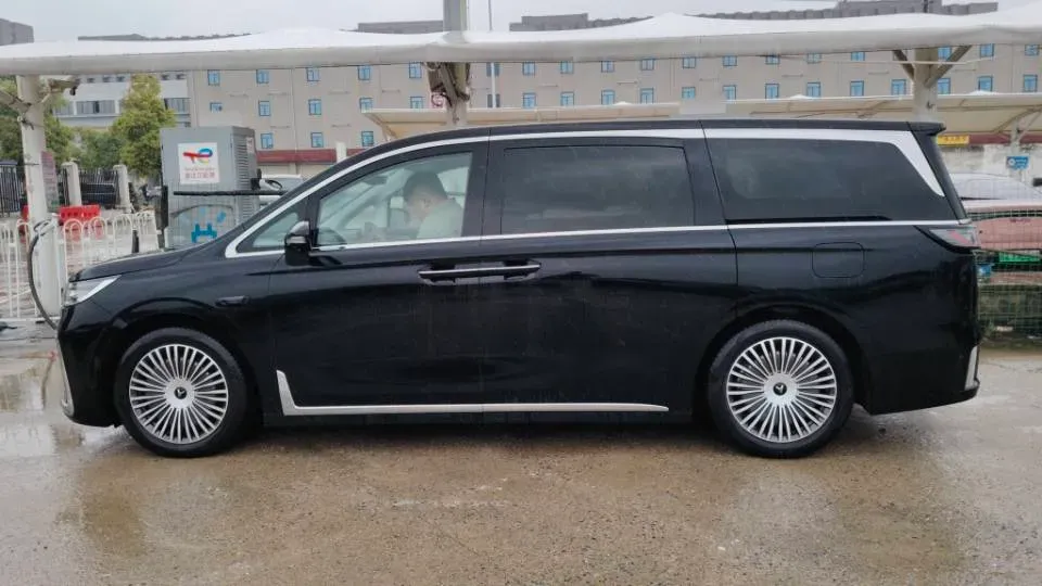 2025 Voyah Dream 1.5T 150HP L4 PHEV 41.7KWH,autocango,china used car exporter,china ev exporter,chinese used car exporter,chinese used ev exporter