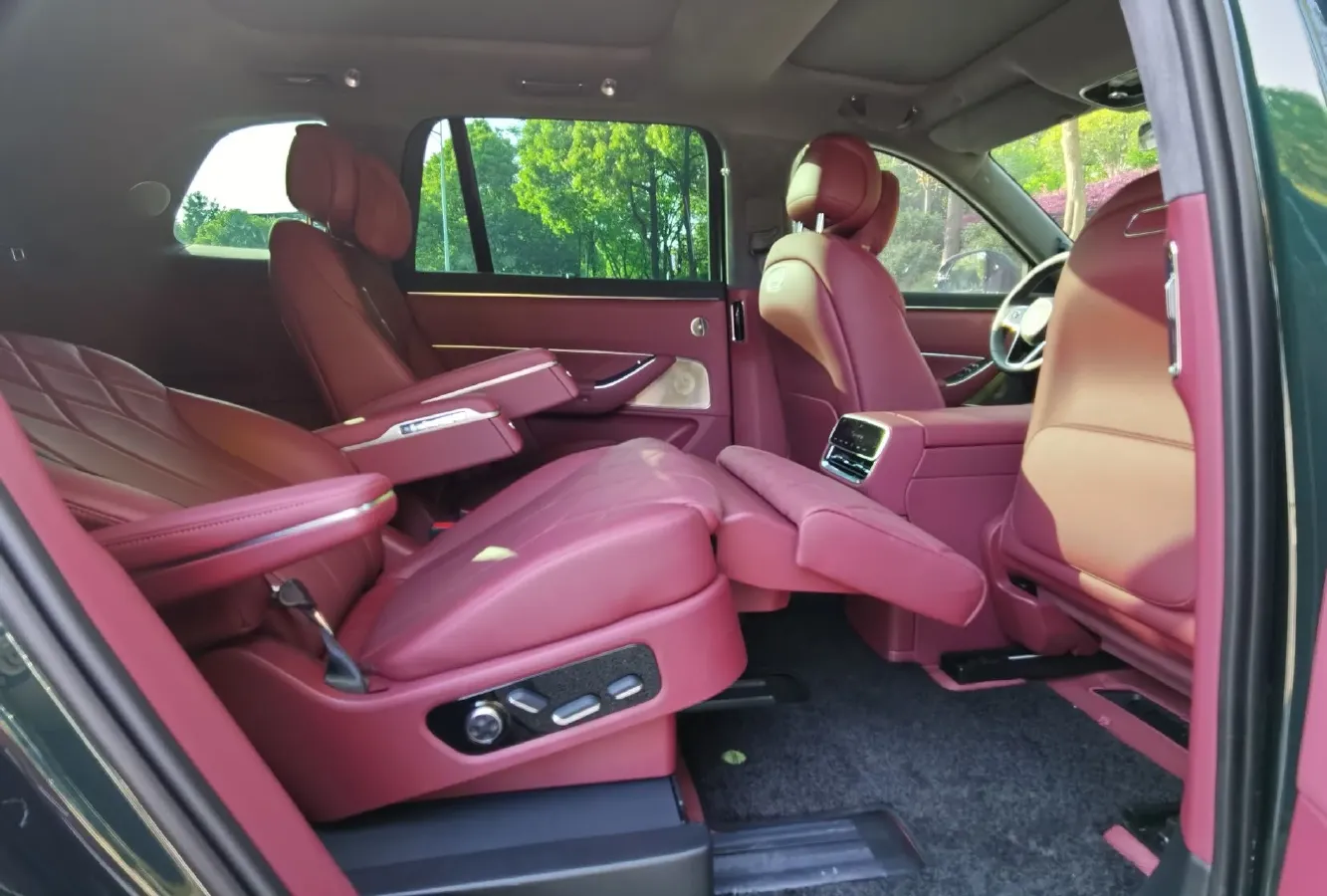 2025 AITO AITO M8 REEV 160HP REEV 53.4KWH,autocango,china used car exporter,china ev exporter,chinese used car exporter,chinese used ev exporter