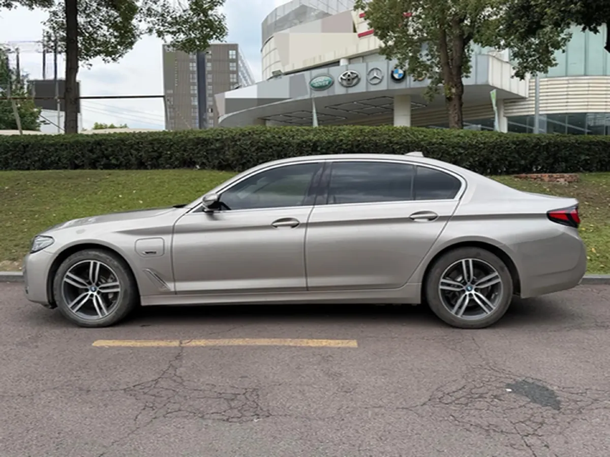 2022 BMW 5 Series 2.0T 184HP L4 8AT PHEV 17.7KWH,autocango,china used car exporter,china ev exporter,chinese used car exporter,chinese used ev exporter