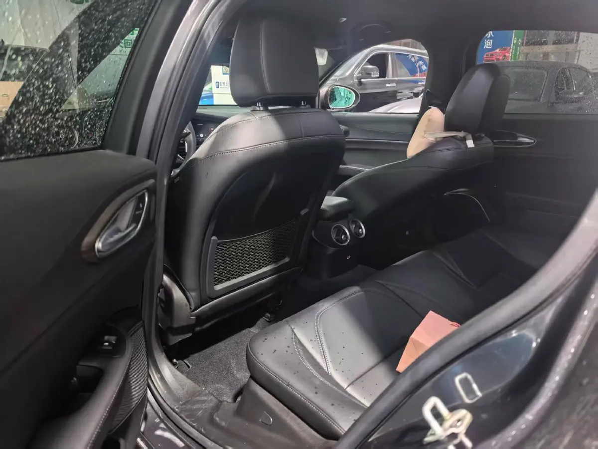 2021 Alfa Romeo Giulia 2.0T 280HP L4 8AT,autocango,china used car exporter,china ev exporter,chinese used car exporter,chinese used ev exporter