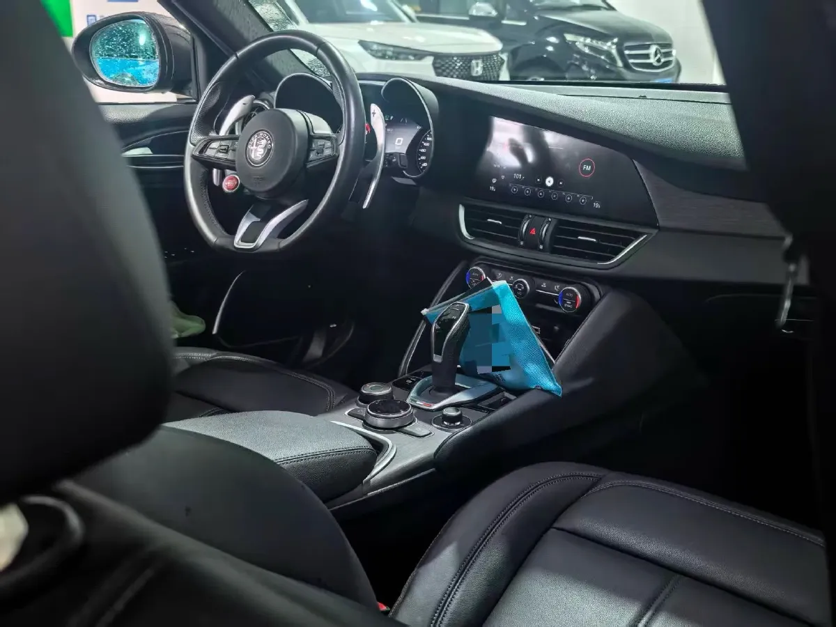 2021 Alfa Romeo Giulia 2.0T 280HP L4 8AT,autocango,china used car exporter,china ev exporter,chinese used car exporter,chinese used ev exporter
