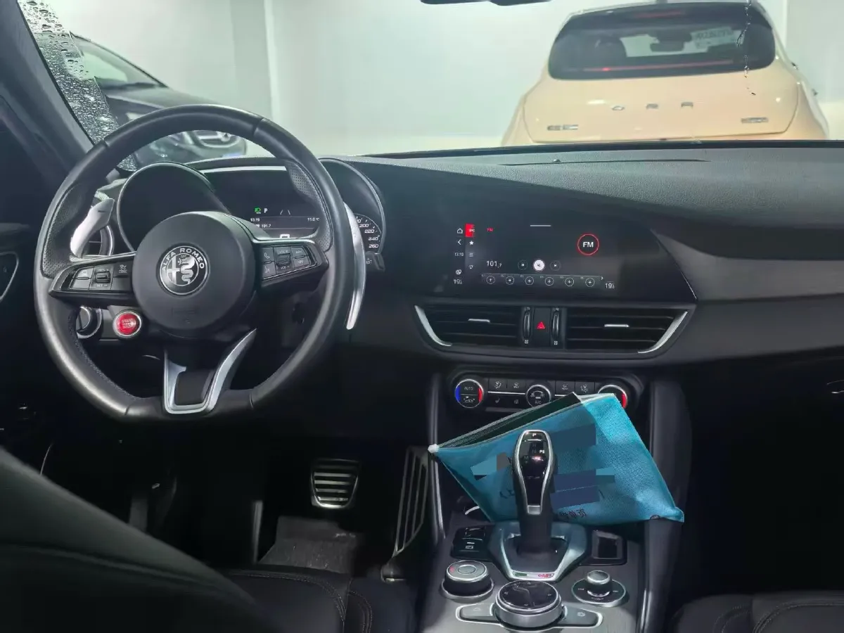 2021 Alfa Romeo Giulia 2.0T 280HP L4 8AT,autocango,china used car exporter,china ev exporter,chinese used car exporter,chinese used ev exporter