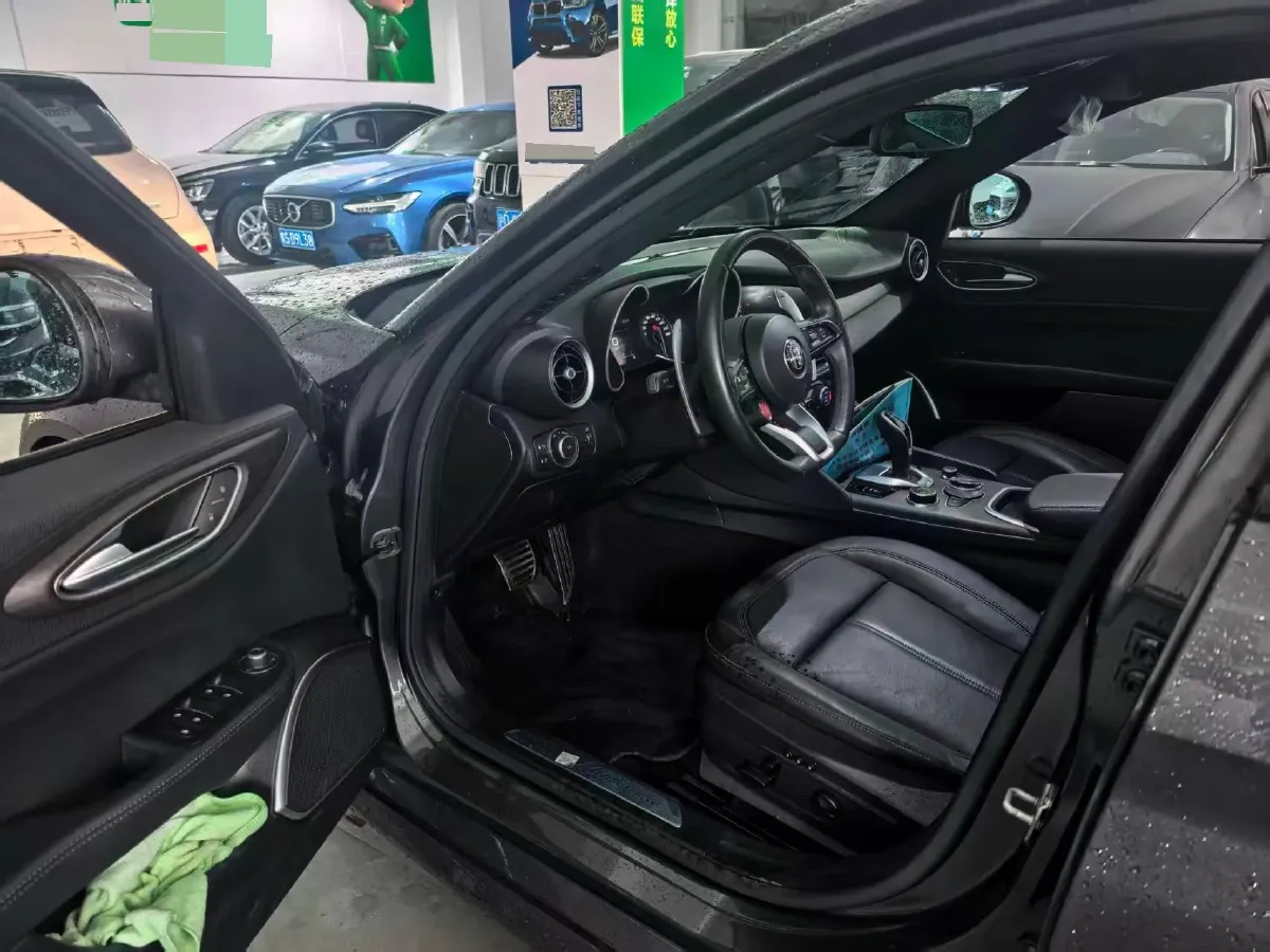 2021 Alfa Romeo Giulia 2.0T 280HP L4 8AT,autocango,china used car exporter,china ev exporter,chinese used car exporter,chinese used ev exporter