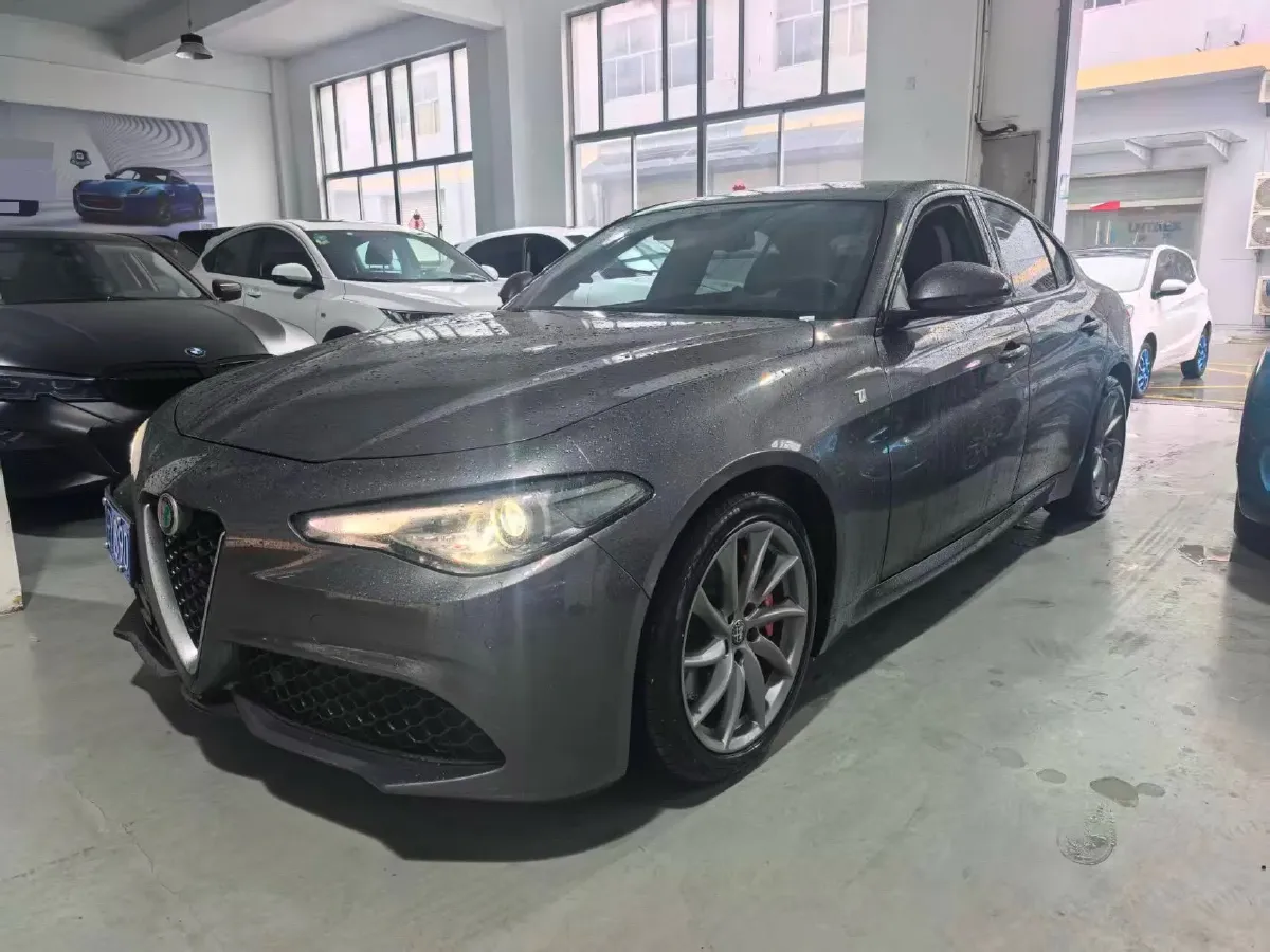 2021 Alfa Romeo Giulia 2.0T 280HP L4 8AT,autocango,china used car exporter,china ev exporter,chinese used car exporter,chinese used ev exporter