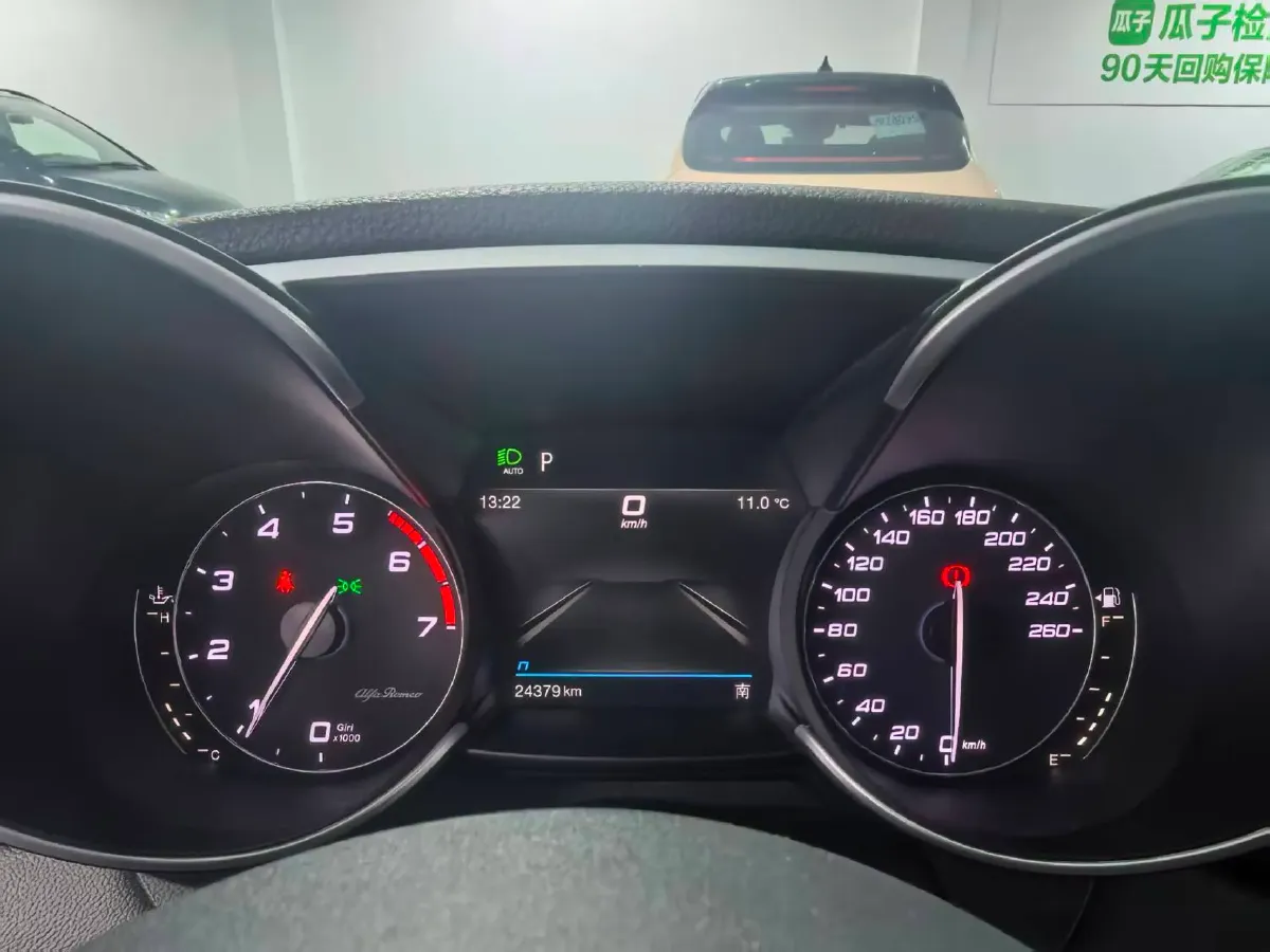 2021 Alfa Romeo Giulia 2.0T 280HP L4 8AT,autocango,china used car exporter,china ev exporter,chinese used car exporter,chinese used ev exporter