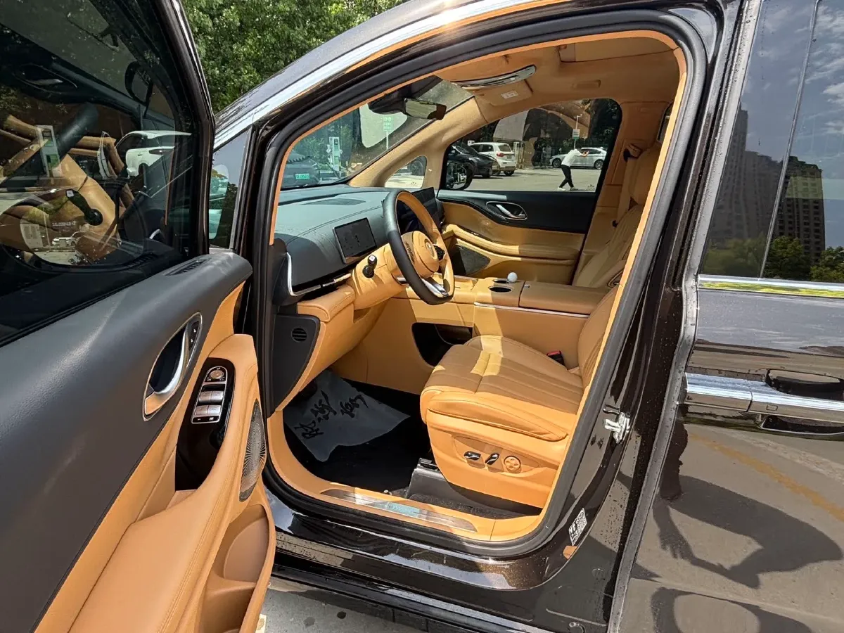 2025 Voyah Dream 1.5T 150HP L4 PHEV 41.7KWH,autocango,china used car exporter,china ev exporter,chinese used car exporter,chinese used ev exporter