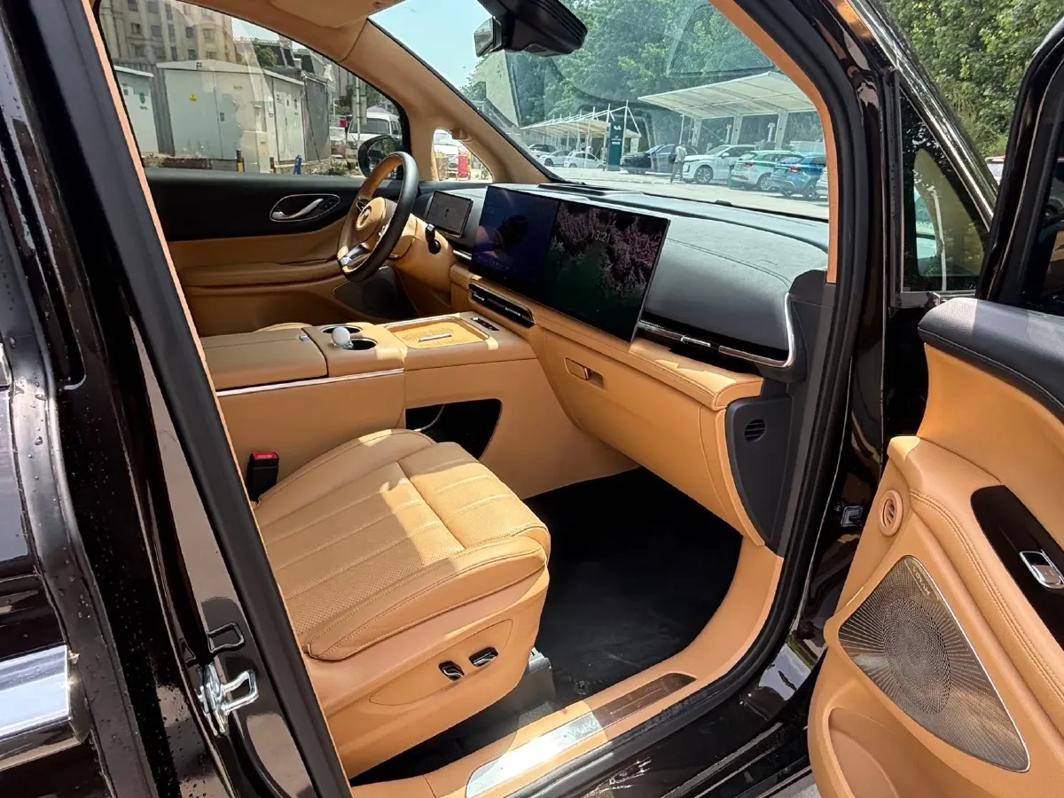 2025 Voyah Dream 1.5T 150HP L4 PHEV 41.7KWH,autocango,china used car exporter,china ev exporter,chinese used car exporter,chinese used ev exporter