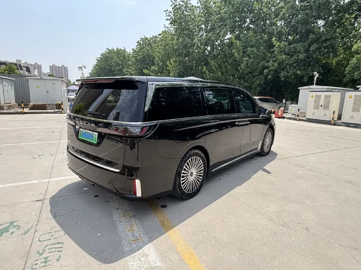 2025 Voyah Dream 1.5T 150HP L4 PHEV 41.7KWH,autocango,china used car exporter,china ev exporter,chinese used car exporter,chinese used ev exporter