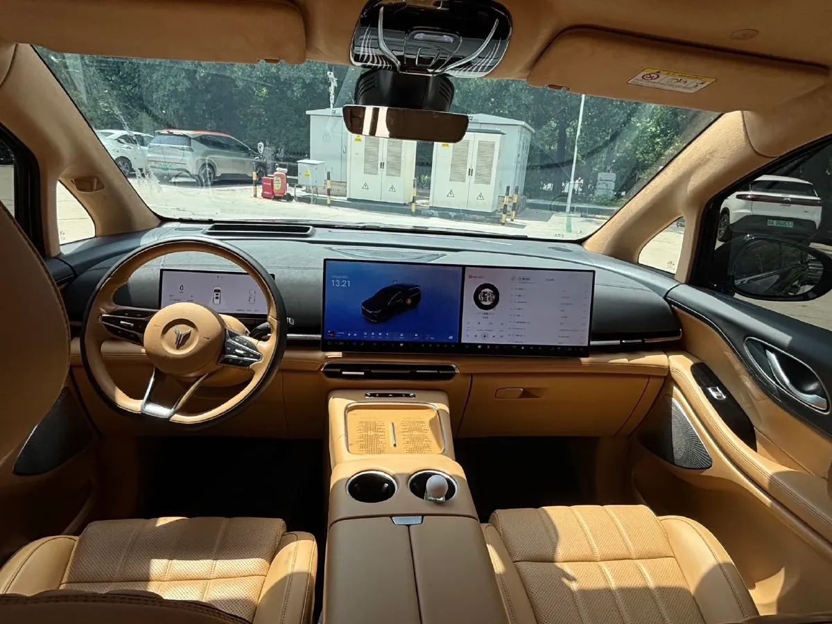 2025 Voyah Dream 1.5T 150HP L4 PHEV 41.7KWH,autocango,china used car exporter,china ev exporter,chinese used car exporter,chinese used ev exporter