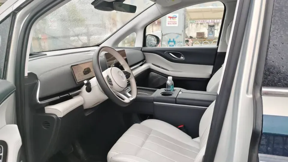 2025 Voyah Dream 1.5T 150HP L4 PHEV 41.7KWH,autocango,china used car exporter,china ev exporter,chinese used car exporter,chinese used ev exporter