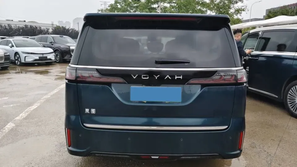 2025 Voyah Dream 1.5T 150HP L4 PHEV 41.7KWH,autocango,china used car exporter,china ev exporter,chinese used car exporter,chinese used ev exporter