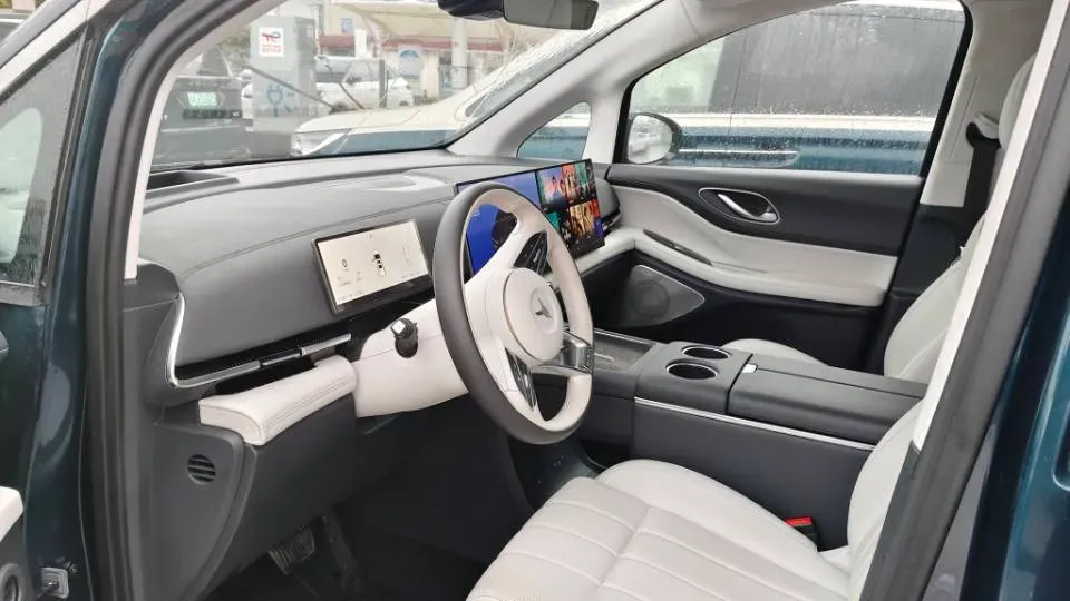 2025 Voyah Dream 1.5T 150HP L4 PHEV 41.7KWH,autocango,china used car exporter,china ev exporter,chinese used car exporter,chinese used ev exporter