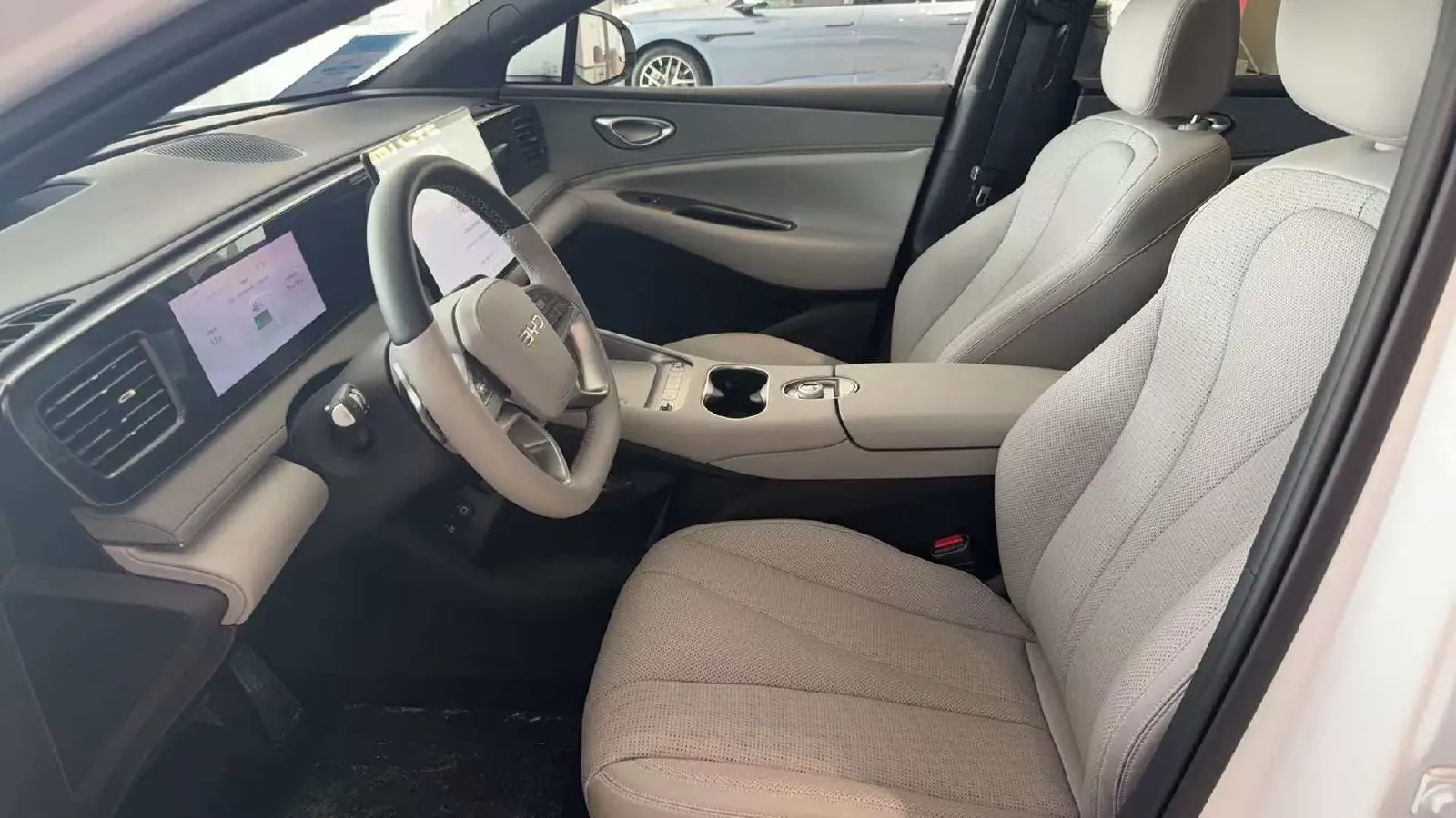 2025 LanDian E5 PLUS 1.5L 95HP L4 E-CVT PHEV,autocango,china used car exporter,china ev exporter,chinese used car exporter,chinese used ev exporter