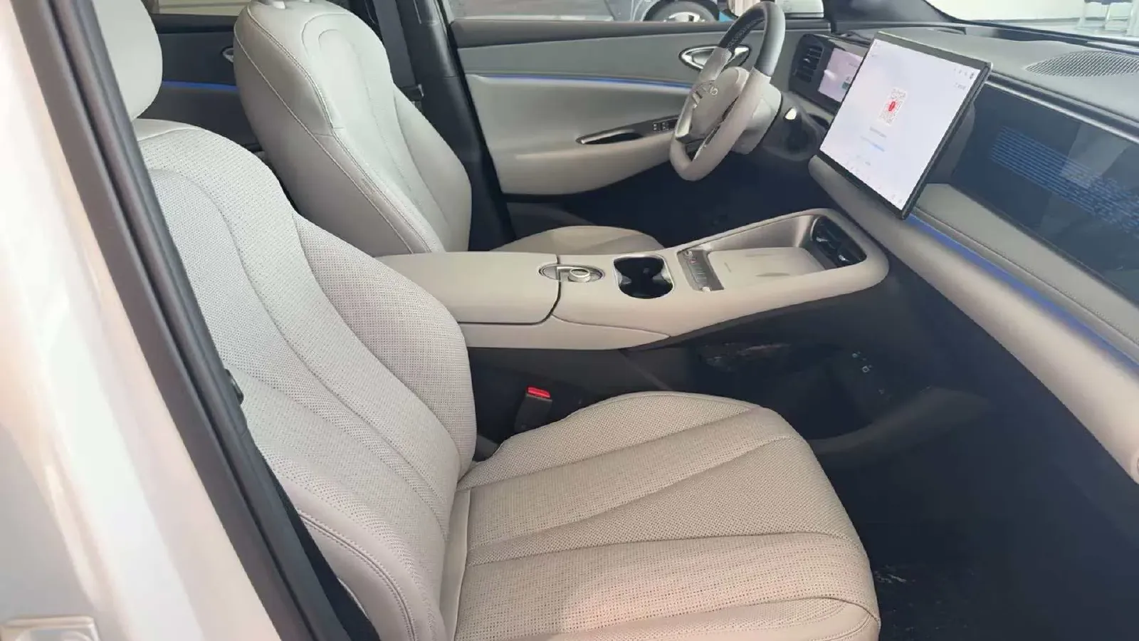 2025 LanDian E5 PLUS 1.5L 95HP L4 E-CVT PHEV,autocango,china used car exporter,china ev exporter,chinese used car exporter,chinese used ev exporter