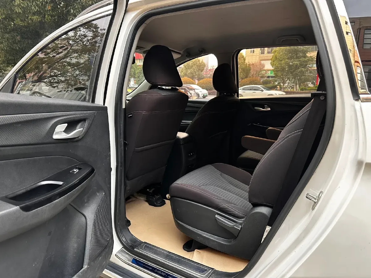 2019 BaoJun 730 1.5L 112HP L4 6MT,autocango,china used car exporter,china ev exporter,chinese used car exporter,chinese used ev exporter