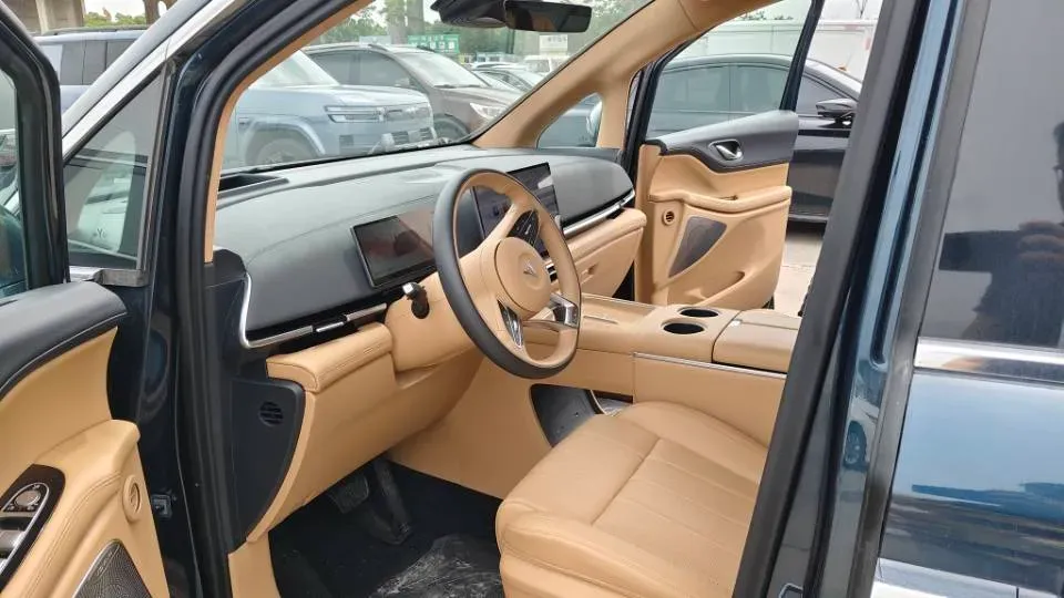 2025 Voyah Dream 1.5T 150HP L4 PHEV 41.7KWH,autocango,china used car exporter,china ev exporter,chinese used car exporter,chinese used ev exporter