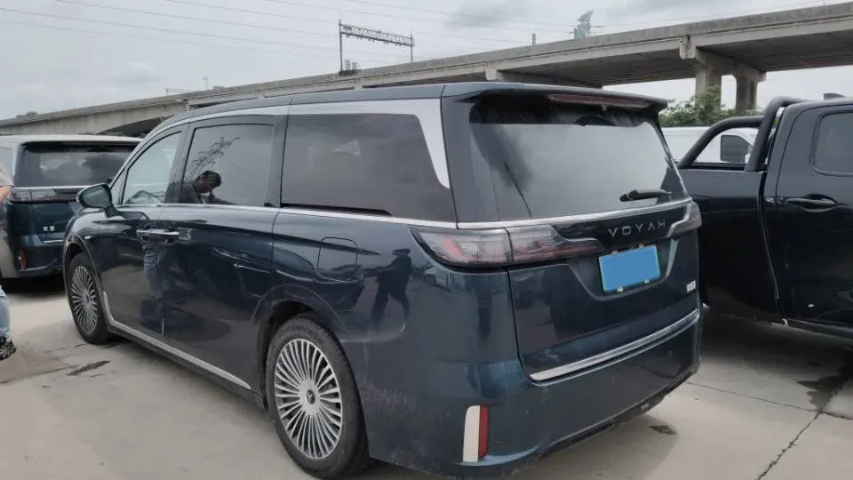 2025 Voyah Dream 1.5T 150HP L4 PHEV 41.7KWH,autocango,china used car exporter,china ev exporter,chinese used car exporter,chinese used ev exporter