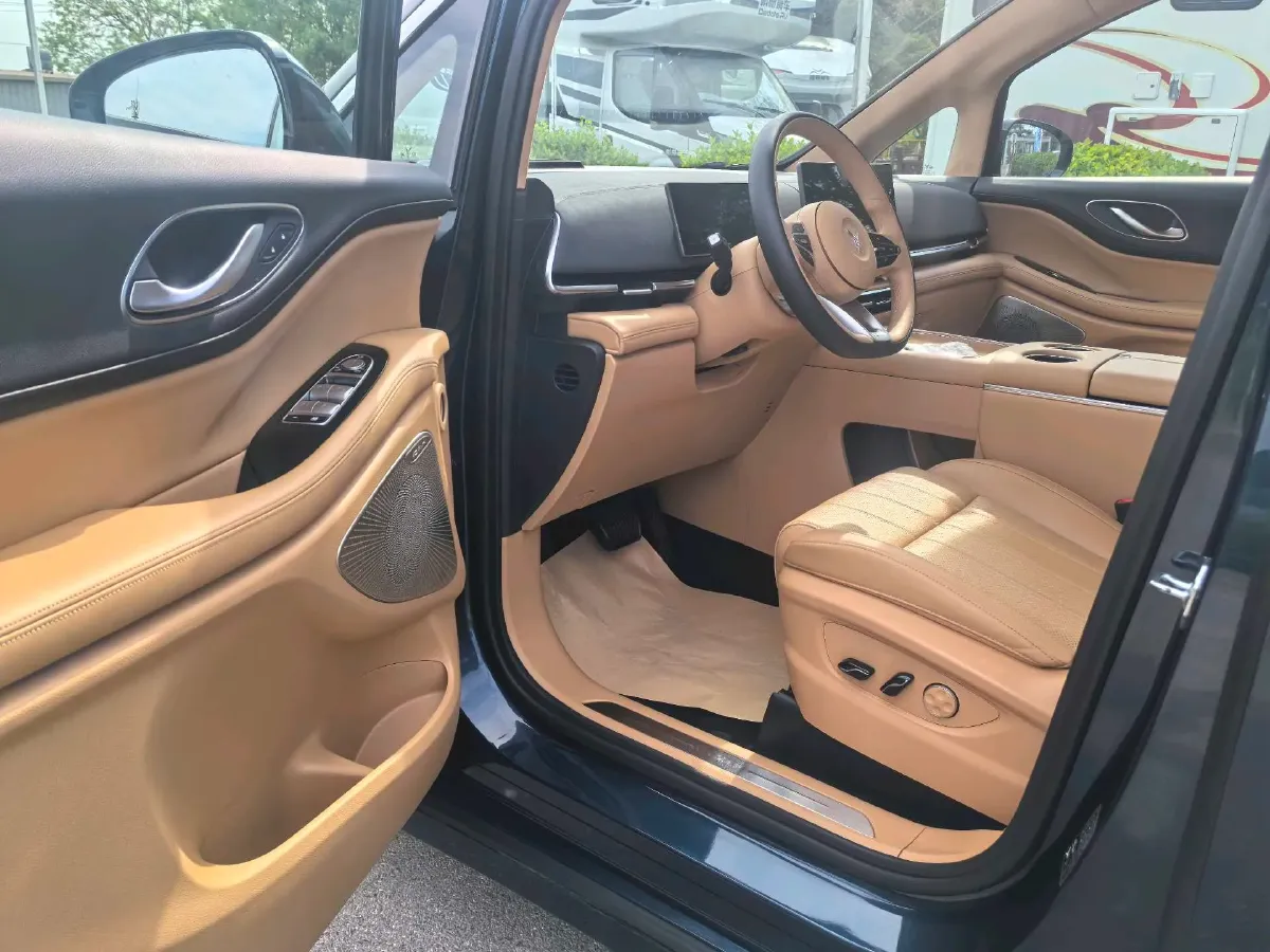 2025 Voyah Dream 1.5T 150HP L4 PHEV 41.7KWH,autocango,china used car exporter,china ev exporter,chinese used car exporter,chinese used ev exporter