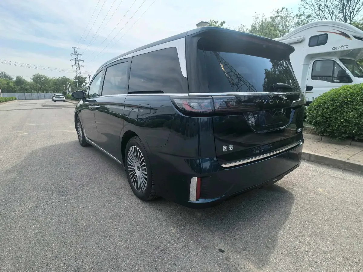 2025 Voyah Dream 1.5T 150HP L4 PHEV 41.7KWH,autocango,china used car exporter,china ev exporter,chinese used car exporter,chinese used ev exporter