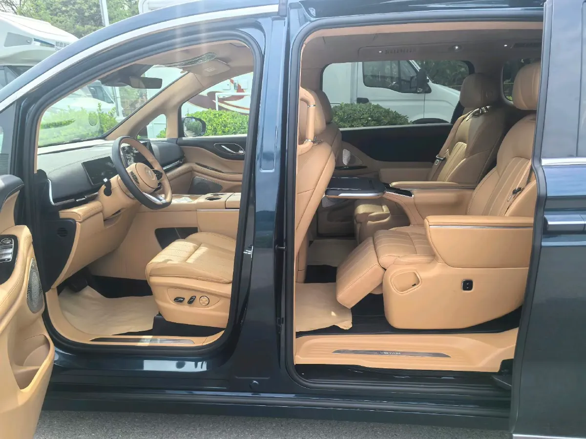 2025 Voyah Dream 1.5T 150HP L4 PHEV 41.7KWH,autocango,china used car exporter,china ev exporter,chinese used car exporter,chinese used ev exporter