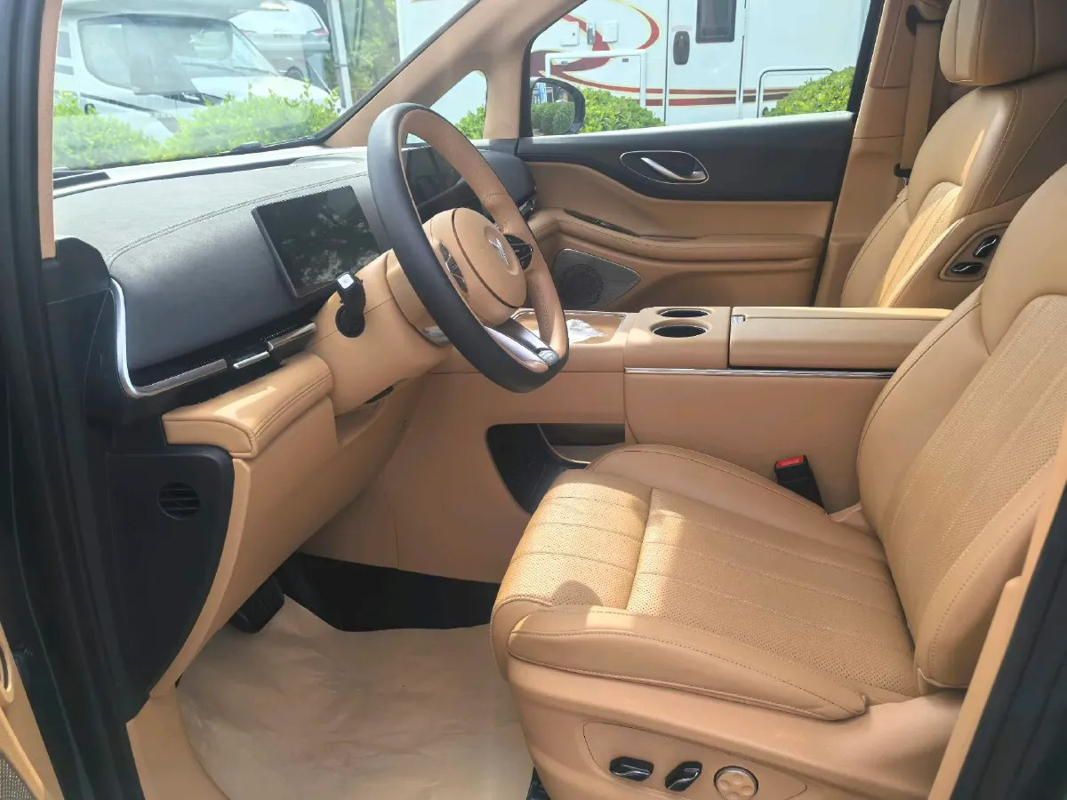 2025 Voyah Dream 1.5T 150HP L4 PHEV 41.7KWH,autocango,china used car exporter,china ev exporter,chinese used car exporter,chinese used ev exporter