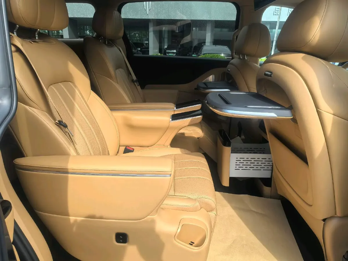 2025 Voyah Dream 1.5T 150HP L4 PHEV 41.7KWH,autocango,china used car exporter,china ev exporter,chinese used car exporter,chinese used ev exporter