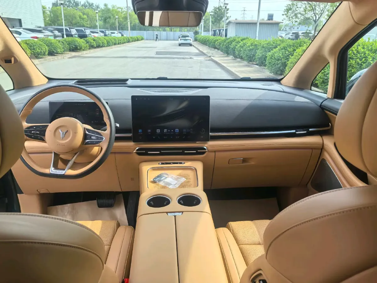 2025 Voyah Dream 1.5T 150HP L4 PHEV 41.7KWH,autocango,china used car exporter,china ev exporter,chinese used car exporter,chinese used ev exporter