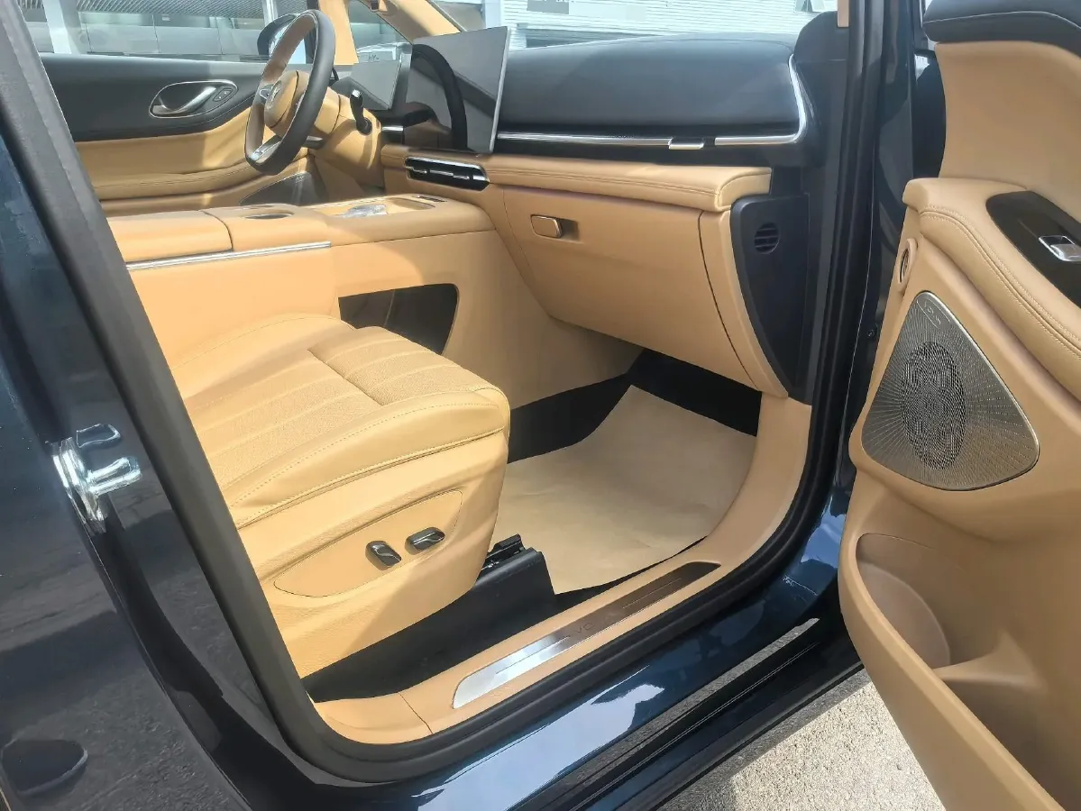 2025 Voyah Dream 1.5T 150HP L4 PHEV 41.7KWH,autocango,china used car exporter,china ev exporter,chinese used car exporter,chinese used ev exporter