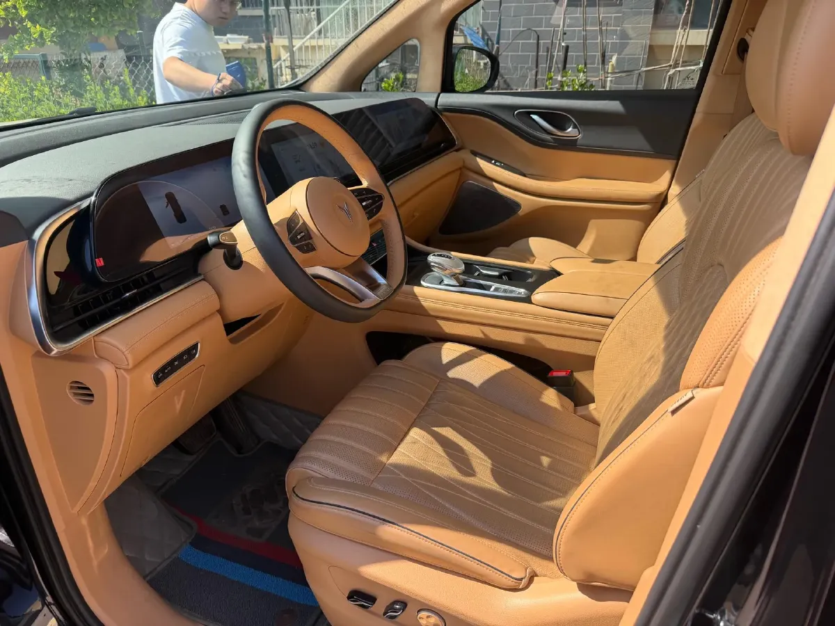 2024 Voyah Dream 1.5T 150HP L4 PHEV 43KWH,autocango,china used car exporter,china ev exporter,chinese used car exporter,chinese used ev exporter