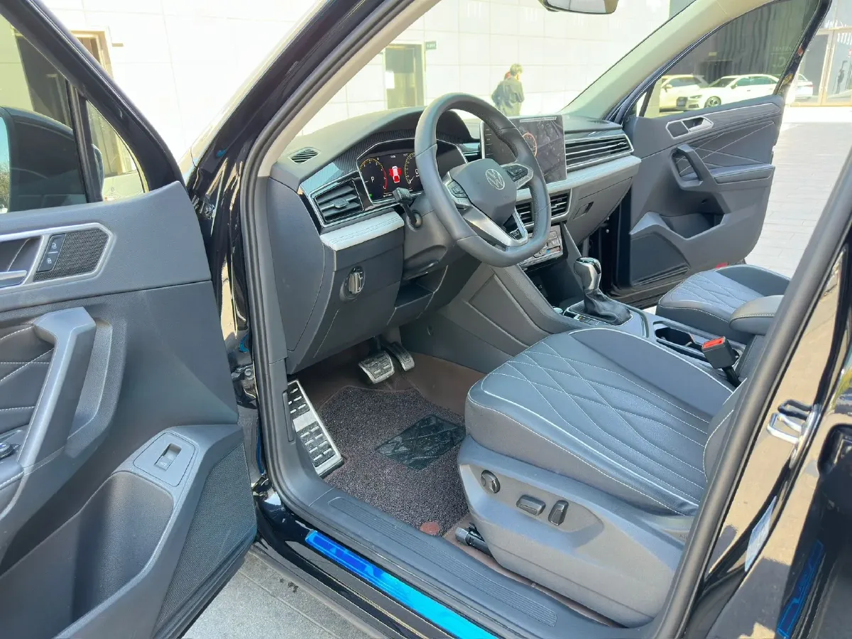 2025 Volkswagen Tiguan L 2.0T 186HP L4 7DCT,autocango,china used car exporter,china ev exporter,chinese used car exporter,chinese used ev exporter
