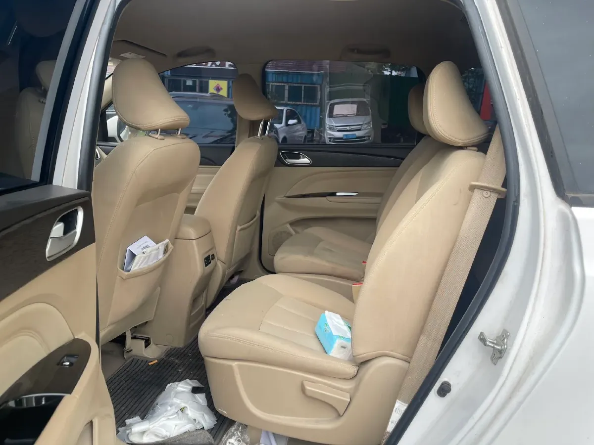 2019 BaoJun 730 1.5L 105HP L4 6MT,autocango,china used car exporter,china ev exporter,chinese used car exporter,chinese used ev exporter