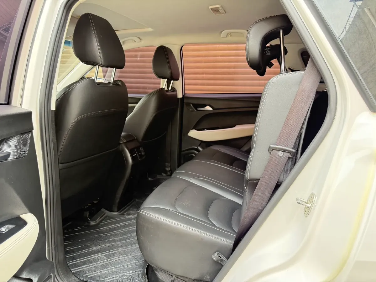 2018 BaoJun 530 1.5T 150HP L4 6DCT,autocango,china used car exporter,china ev exporter,chinese used car exporter,chinese used ev exporter