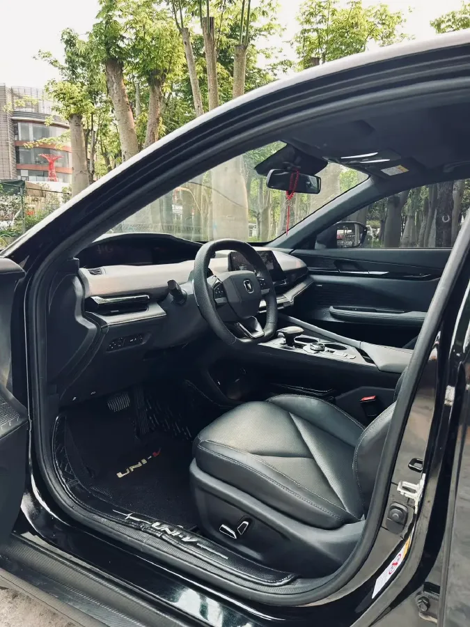 2022 ChangAn UNI-V 1.5T 188HP L4 7DCT,autocango,china used car exporter,china ev exporter,chinese used car exporter,chinese used ev exporter