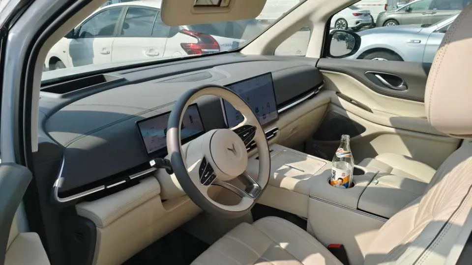 2025 Voyah Dream 1.5T 150HP L4 PHEV 41.7KWH,autocango,china used car exporter,china ev exporter,chinese used car exporter,chinese used ev exporter