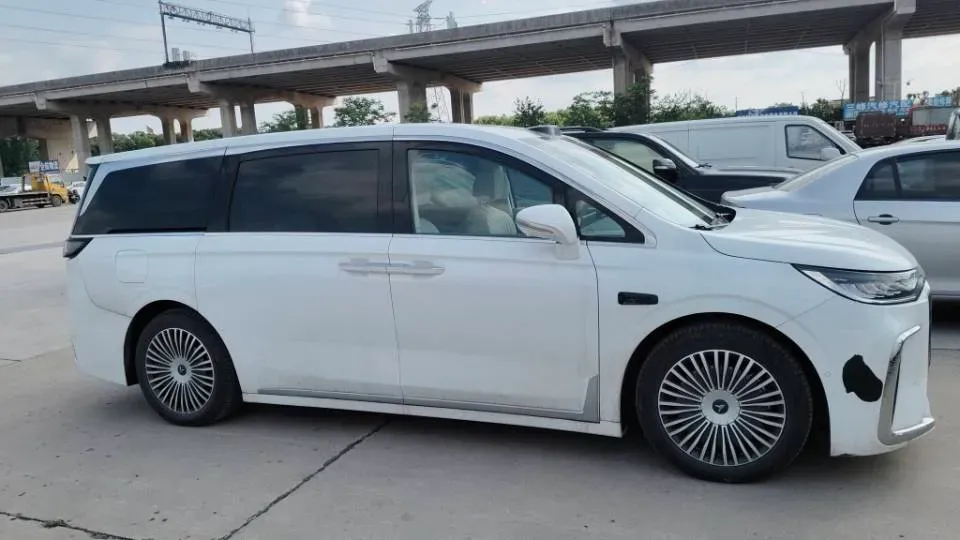 2025 Voyah Dream 1.5T 150HP L4 PHEV 41.7KWH,autocango,china used car exporter,china ev exporter,chinese used car exporter,chinese used ev exporter