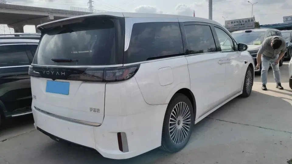 2025 Voyah Dream 1.5T 150HP L4 PHEV 41.7KWH,autocango,china used car exporter,china ev exporter,chinese used car exporter,chinese used ev exporter